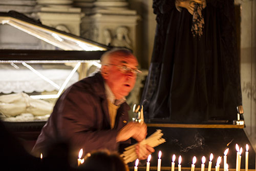 Santa Teresa, spegnendo di candele